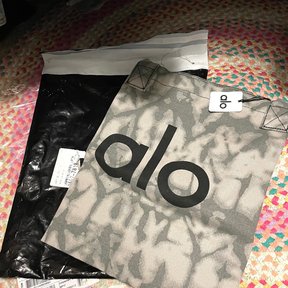 Travel/ Work Out Tote Bag - Alo Yoga ( Brand New)